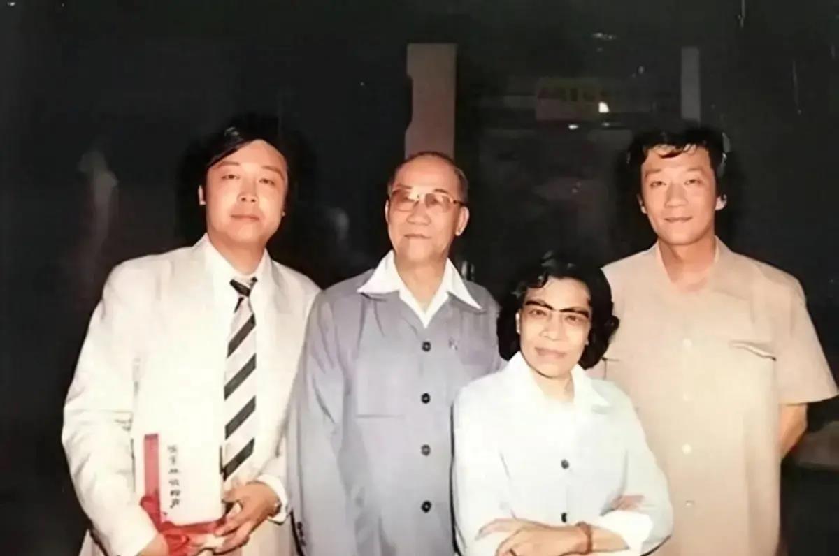 1984年,侯宝林,王雅兰夫妇与师胜杰,侯耀文在青岛的一张合影