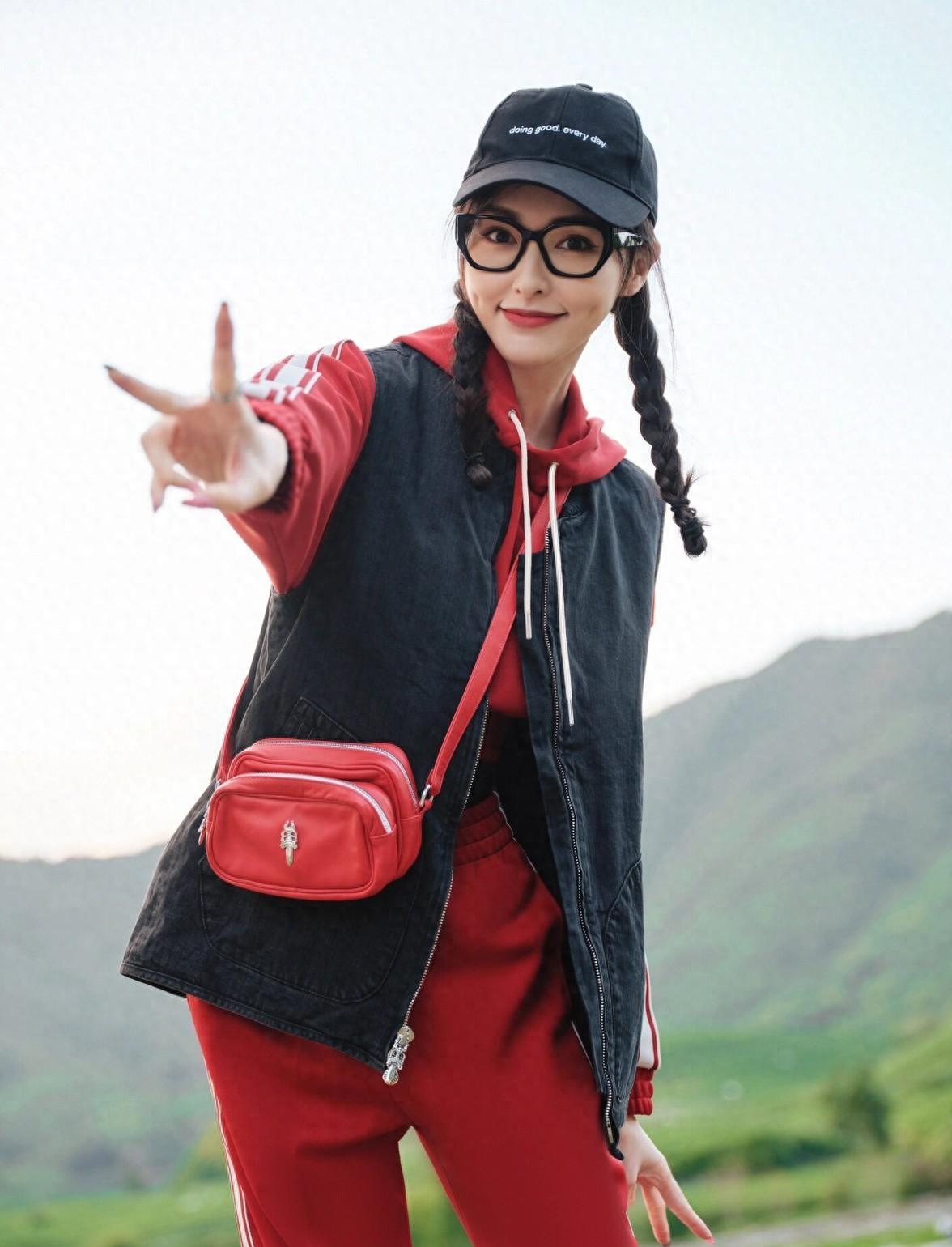 唐嫣示范户外时尚穿搭:卫衣运动裤加马甲,时髦又减龄!