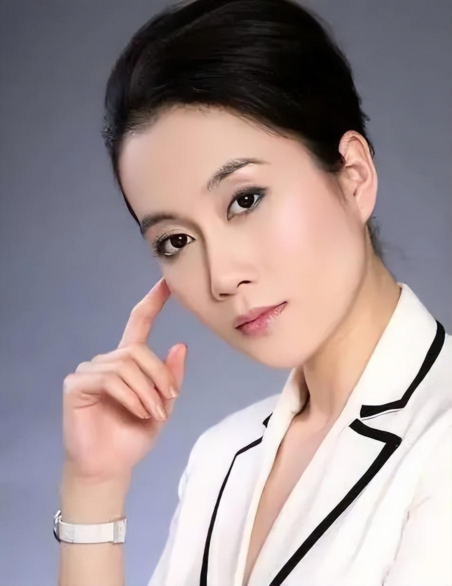 她是海清同班同学,为让父母住上豪宅拼命拍戏,嫁给初恋恩爱至今