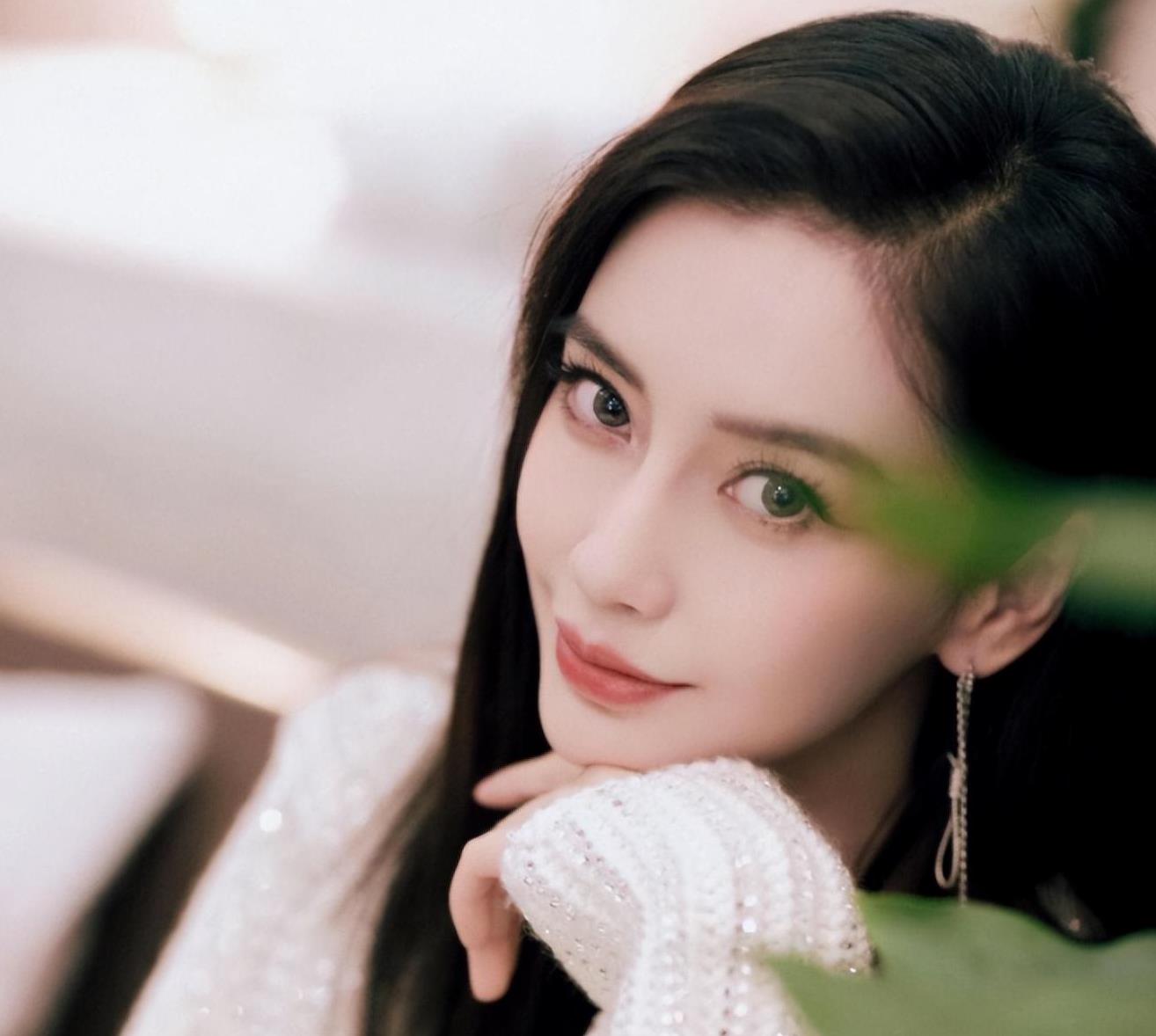 杨颖曾与陈伟霆同居4年,被甩后发露骨短信求和,两人至今不愿同台