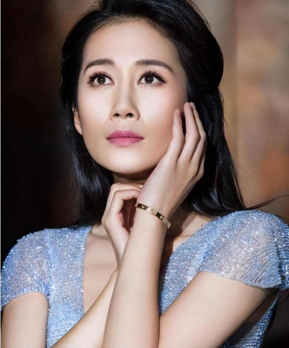 她是海清同班同学,为让父母住上豪宅拼命拍戏,嫁给初恋恩爱至今