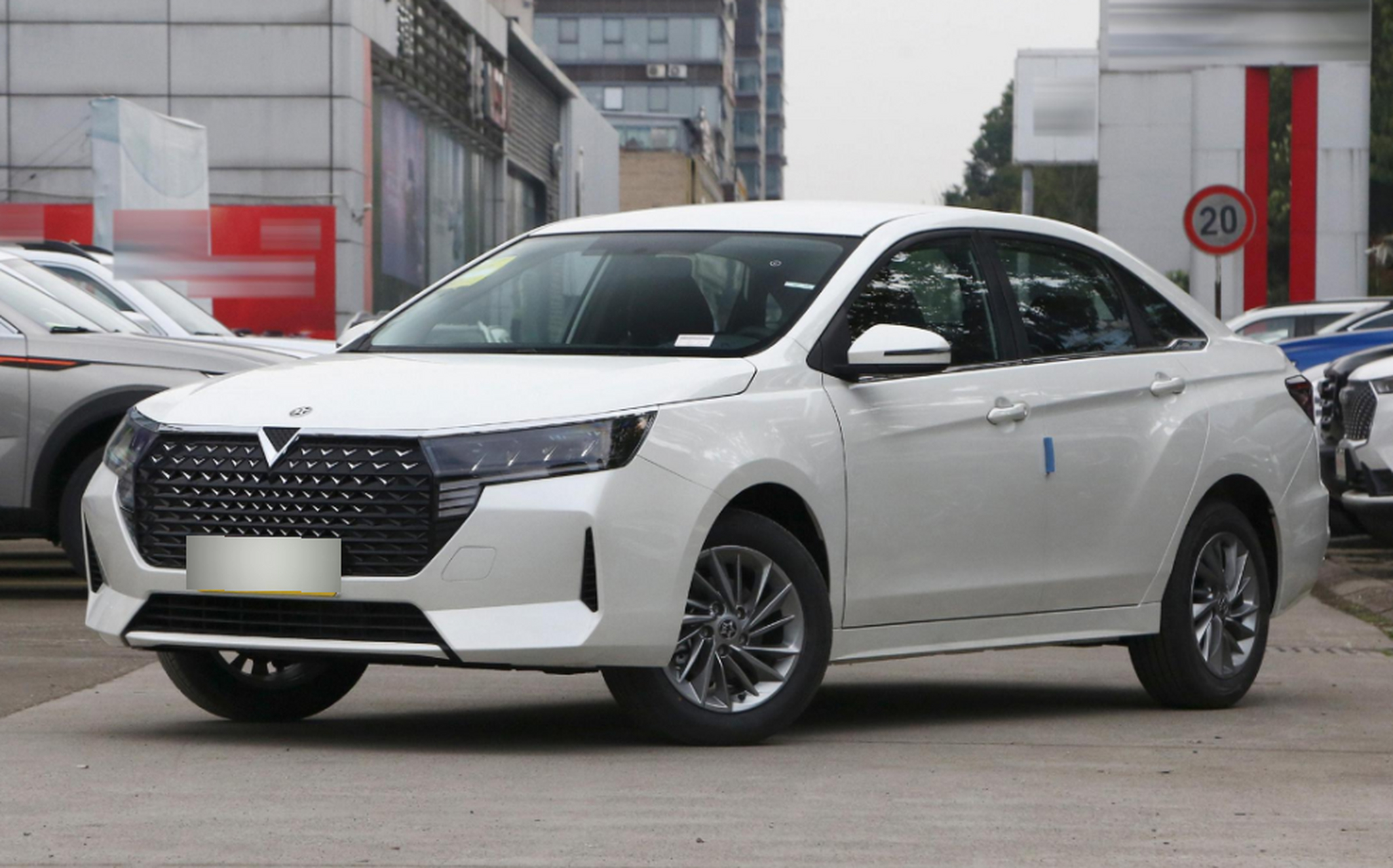 启辰d60是一款紧凑级家用轿车,外观时尚但车漆和塑料件质量待提升.