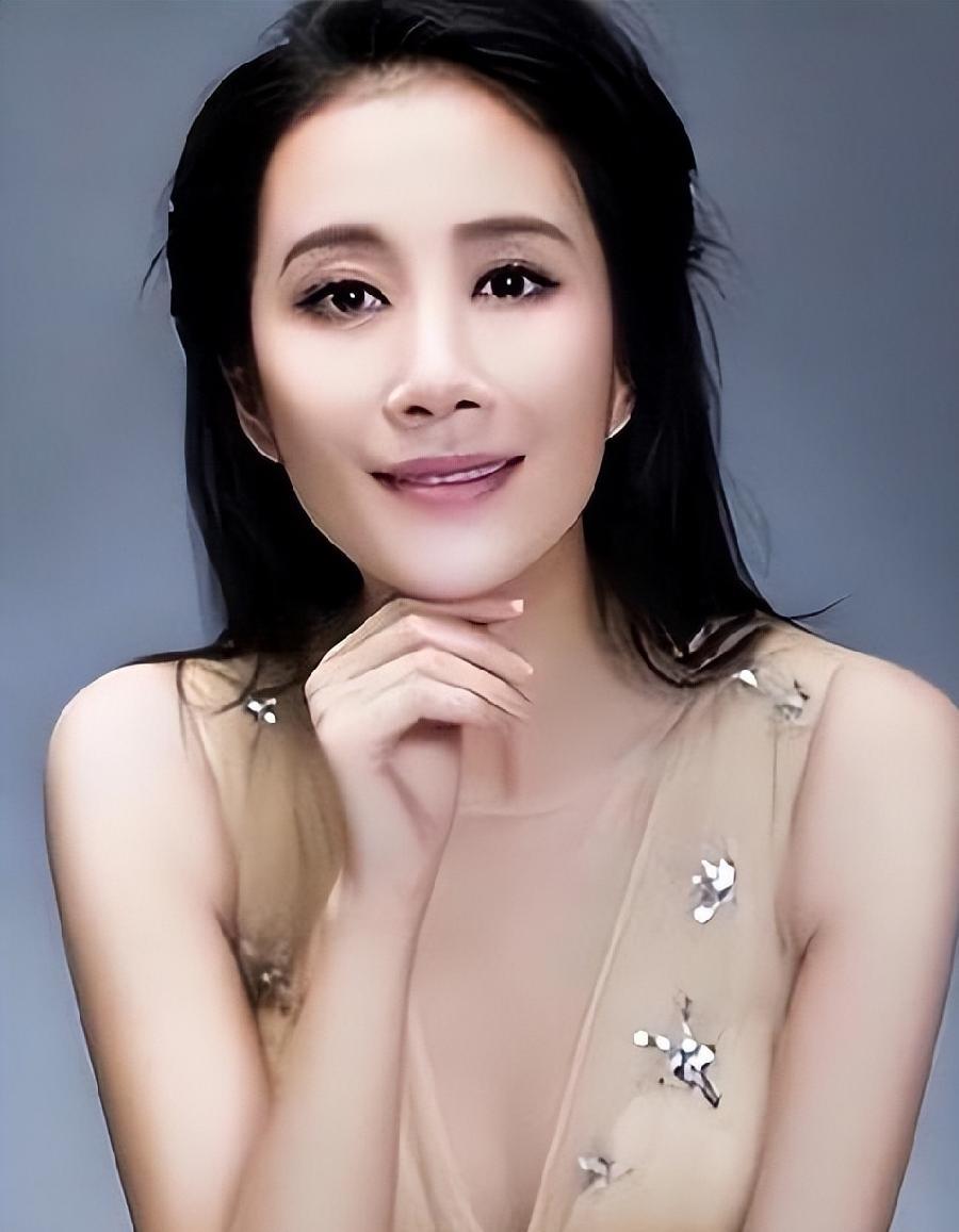 她是海清同班同学,为让父母住上豪宅拼命拍戏,嫁给初恋恩爱至今