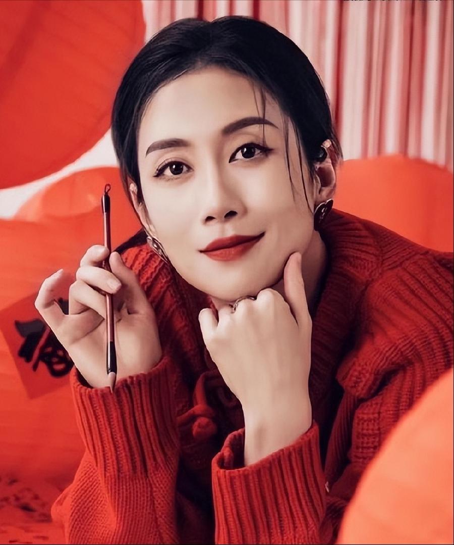 她是海清同班同学,为让父母住上豪宅拼命拍戏,嫁给初恋恩爱至今