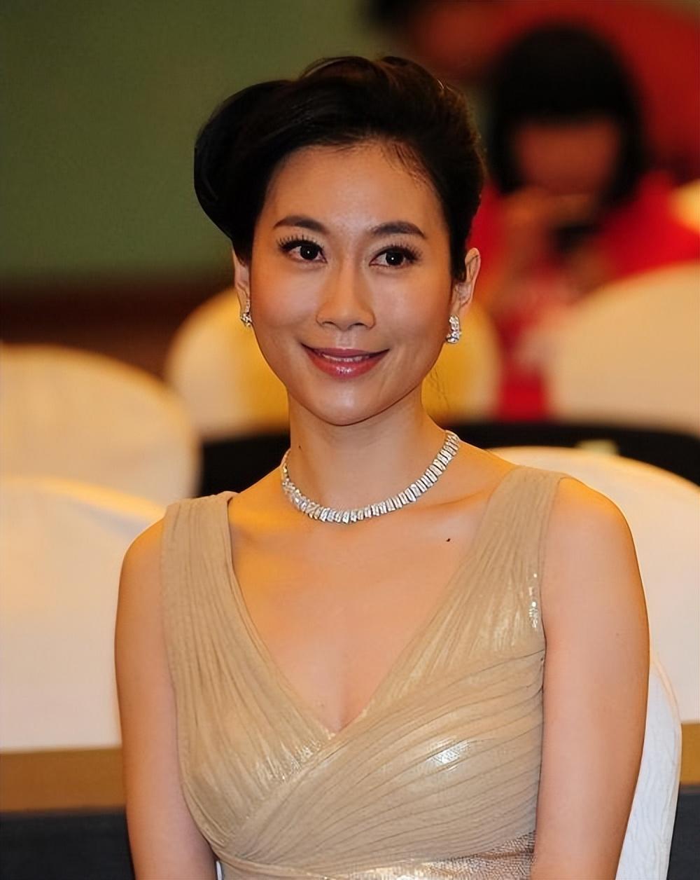 她是海清同班同学,为让父母住上豪宅拼命拍戏,嫁给初恋恩爱至今