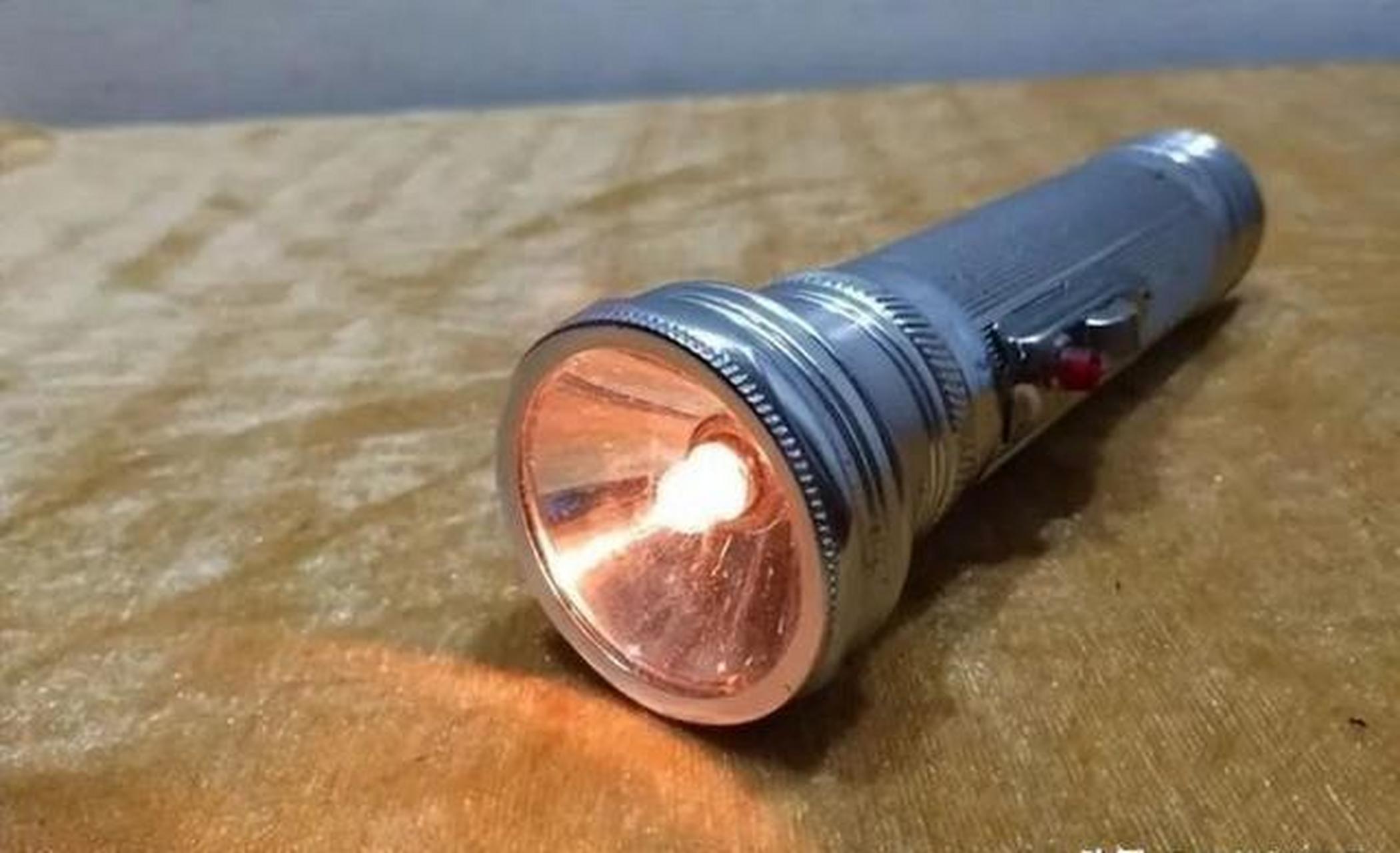 虎头牌手电筒,二八杠自行车,缝纫机等日用品,以及搪瓷制品,大花布等