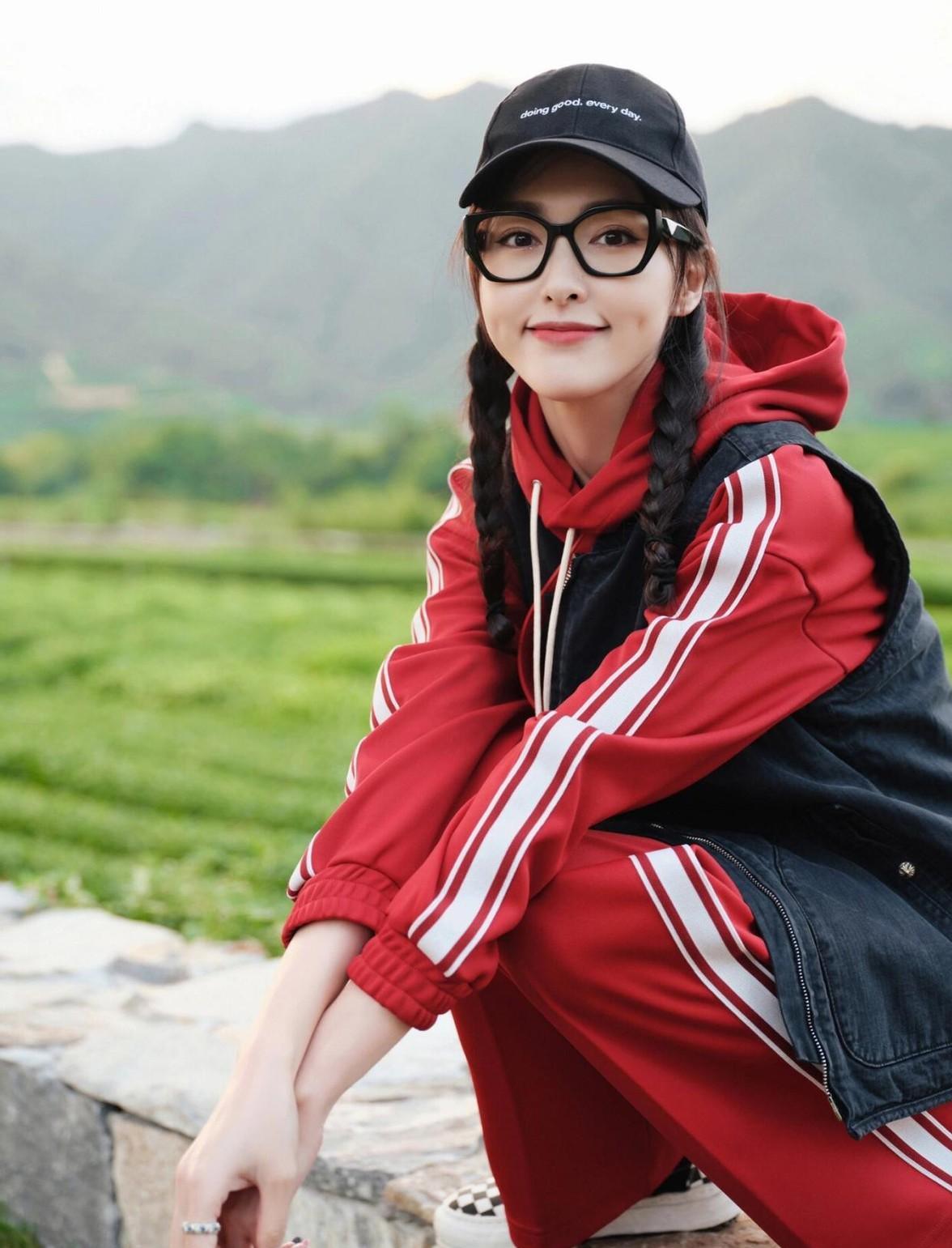 唐嫣示范户外时尚穿搭:卫衣运动裤加马甲,时髦又减龄!