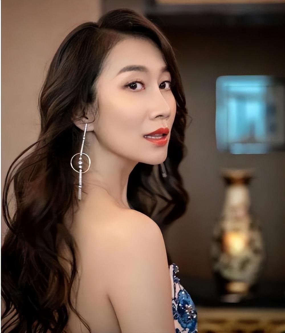 她是海清同班同学,为让父母住上豪宅拼命拍戏,嫁给初恋恩爱至今