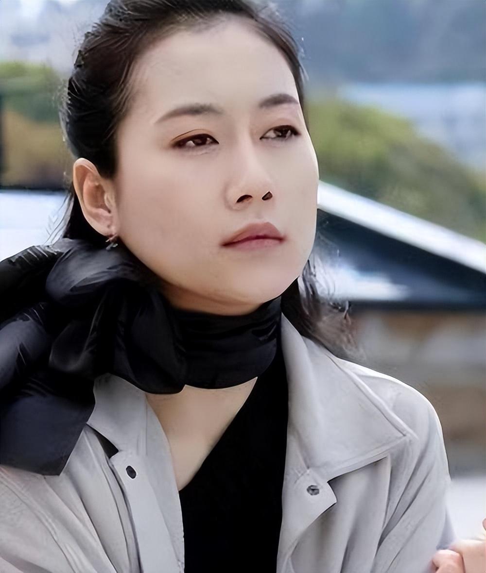 她是海清同班同学,为让父母住上豪宅拼命拍戏,嫁给初恋恩爱至今