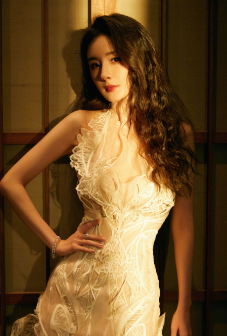 杨幂时尚芭莎设计大赏照片曝光,身穿白色鱼尾礼服,气质优雅!