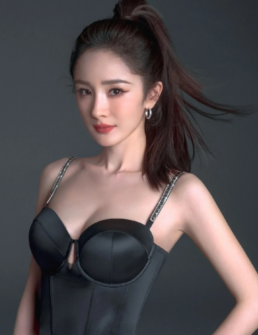 期待她的未来更多精彩表现![原文:杨幂泳装照流出,看她出水.