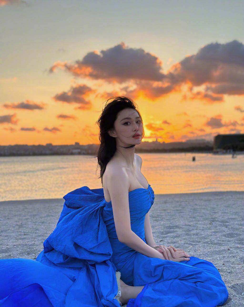 张馨予,张雨绮大玩"蓝色妖姬",长裙美神pk泳衣御姐,谁赢了?