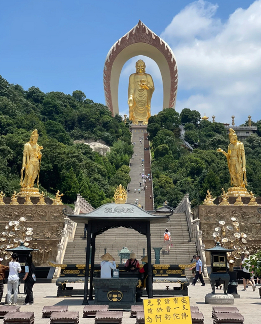 江西庐山的东林大佛是佛教文化的重要象征,高达48米,镀金设计使其在