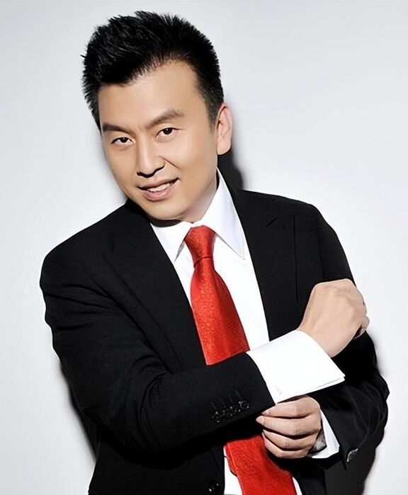 张泽群:在央视工作27年,55岁老来得子,无奈和瘫痪母亲分居两地