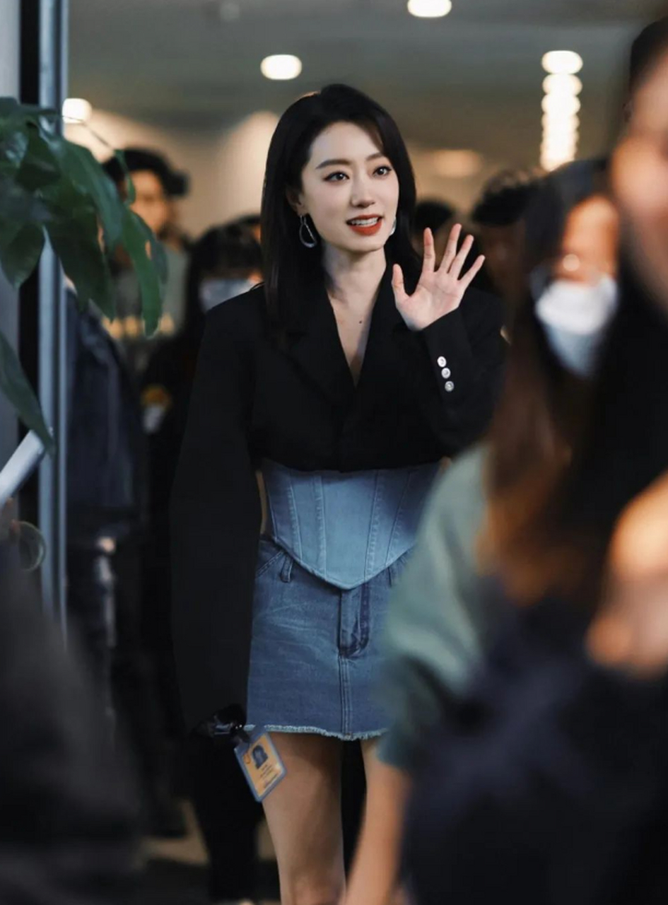 张小斐,不仅是演技派更是时尚icon!她的穿搭总能引领潮流.