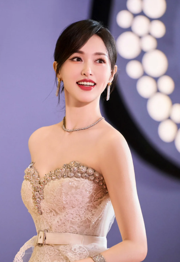 唐嫣39岁仍惊艳,抹胸裙衬白皙肌肤,如"大号水蜜桃"