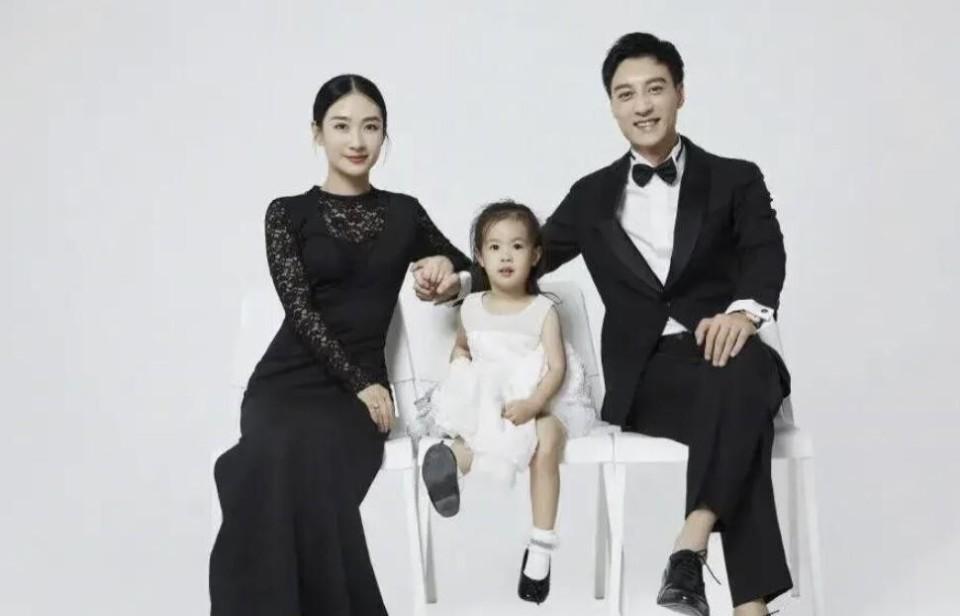 "安陵容"陶昕然晒全家福!老公帅气似模特,女儿高级脸颜值随妈