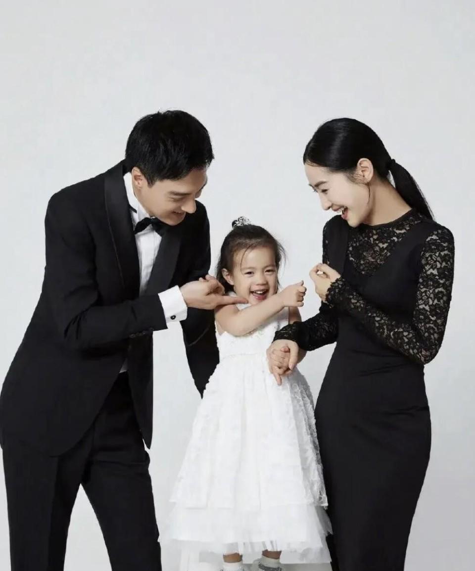 "安陵容"陶昕然晒全家福!老公帅气似模特,女儿高级脸颜值随妈