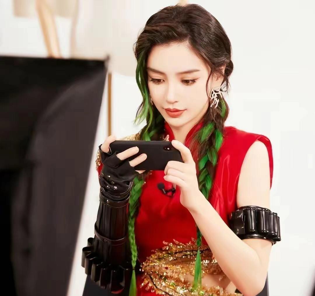 正经旗袍穿出擦感,没了黄晓明的托底,杨颖已经混成这样了