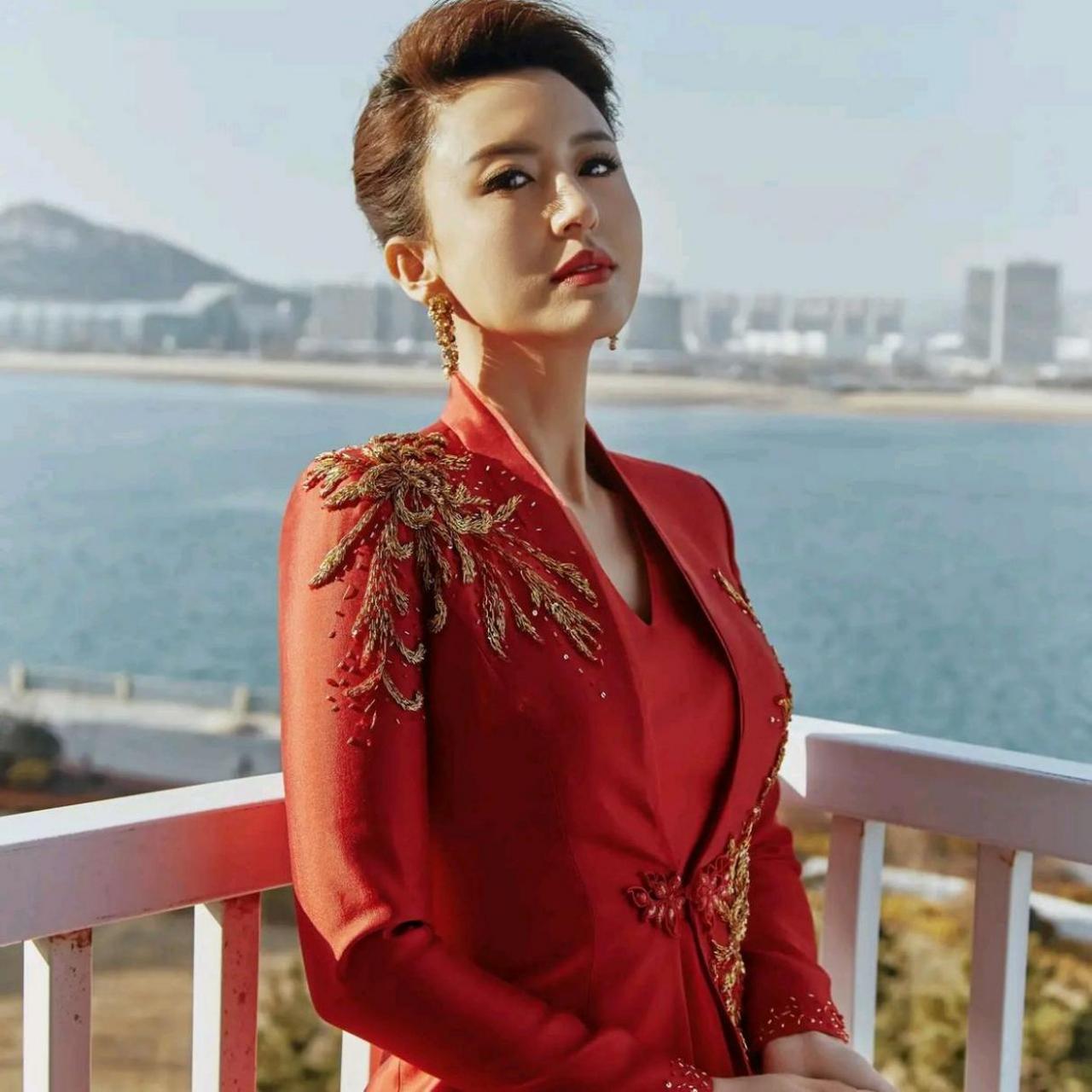 张蕾是央视知名主持人,因才华和美貌备受瞩目.