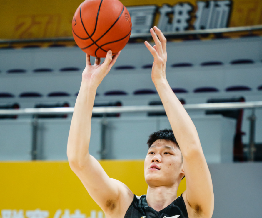 广厦备战山西!孙铭徽缺席,赵岩昊随队,嘉仁投篮,对抗训练激烈