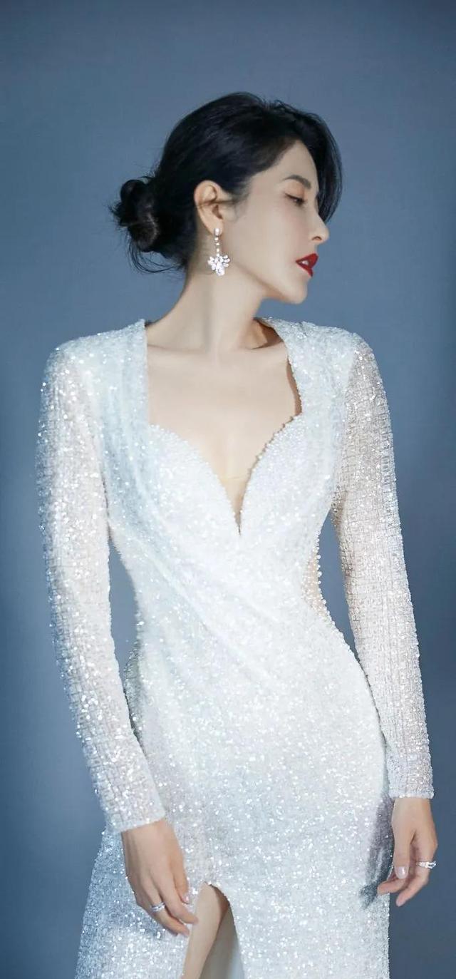 艳压王祖贤,肤若凝脂,曲线诱人,曾黎不愧是中戏两百年第一美