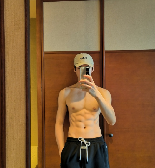 没想到你是这样的龚俊,这肌肉一看就知道,平时肯定没少撸铁