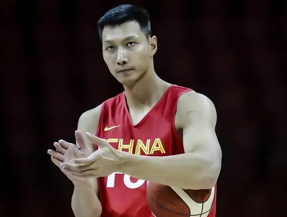 易建联的老板娘真迷人!身价40亿给阿联亿元合同,后背纹身显风韵