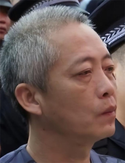 回顾:海南黑老大黄鸿发被判死刑,法庭上高声大喊:我有靠山!
