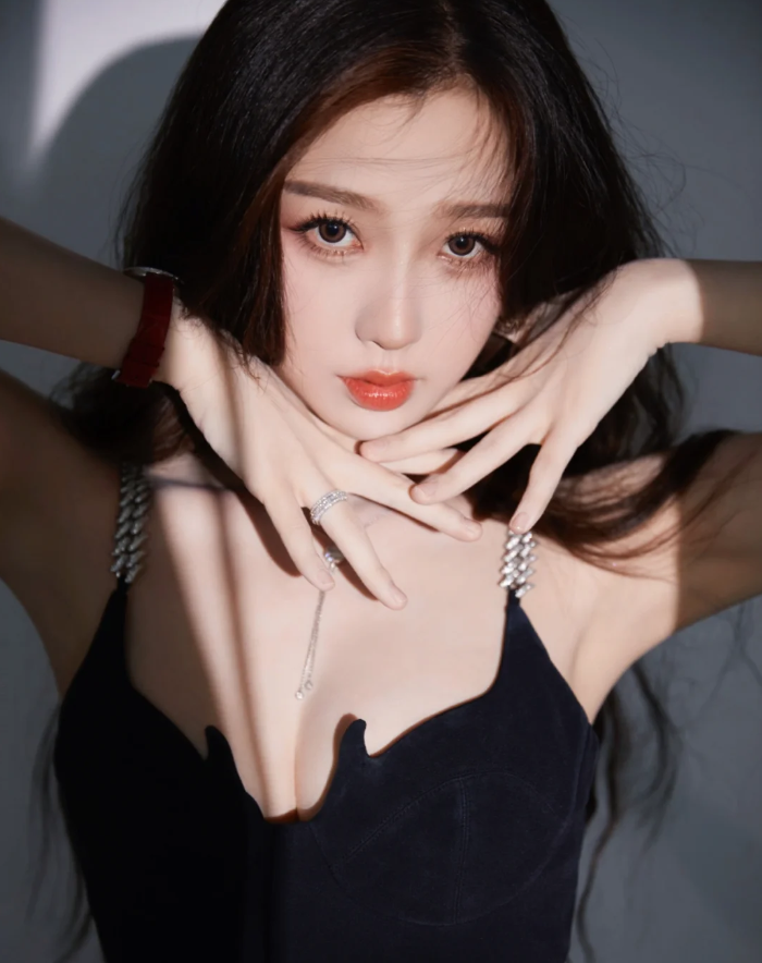 虞书欣穿吊带透视纱裙,两只"香乳"呼之欲出,网友:这谁顶的住