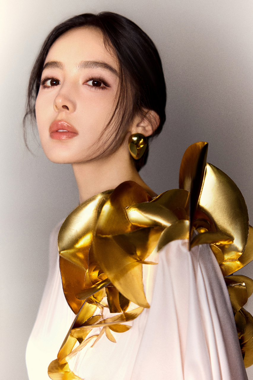 古力娜扎以一身惊艳的白色高定礼服亮相,展现出完美身材和时尚品味