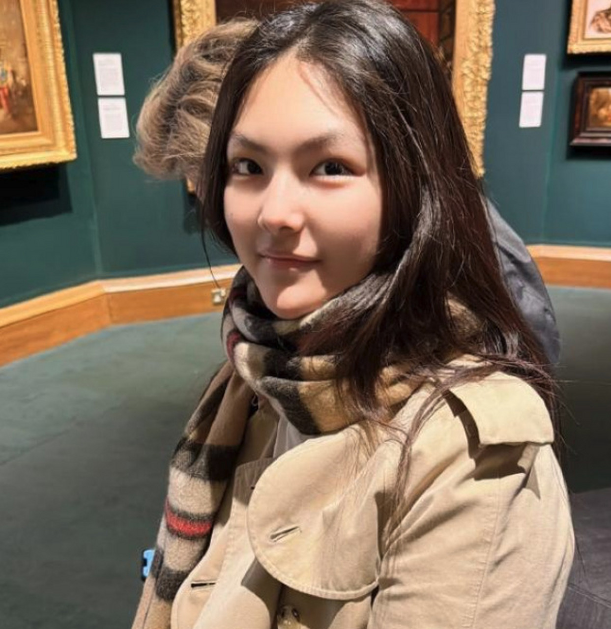 李湘一家三口出国看画展引发网友热议,王诗龄的高价名牌装扮和王岳伦