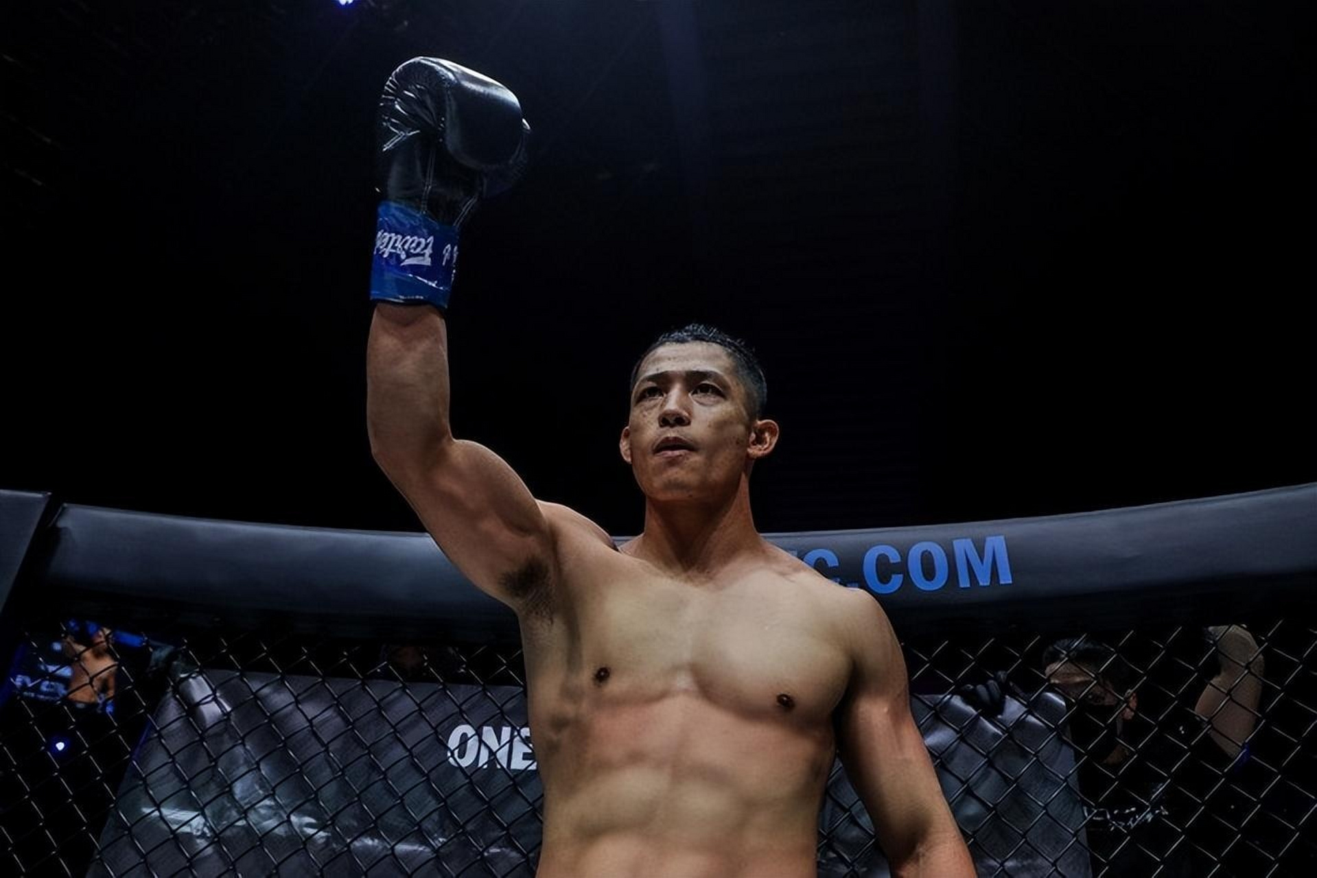 中国搏击传奇魏锐在one冠军赛上力克日本拳手秋元皓贵,这场巅峰对决