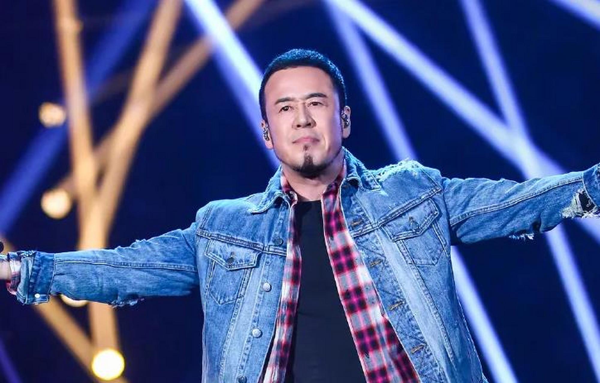 黑龙江网友发布洗浴中心商演视频,误认台上歌手为杨坤,引发热议.