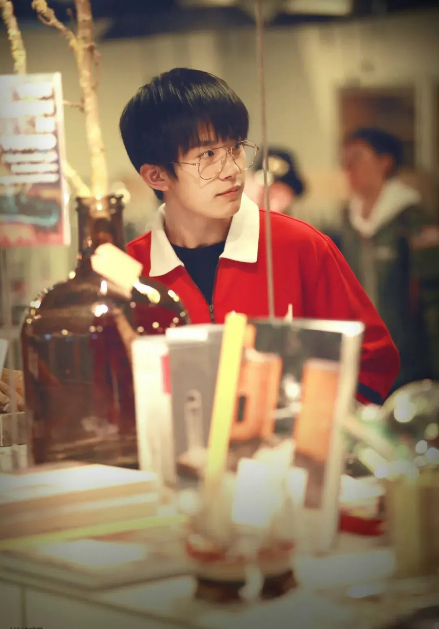 易烊千玺幼时表演视频火遍美国,展现超凡才艺与无尽魅力.