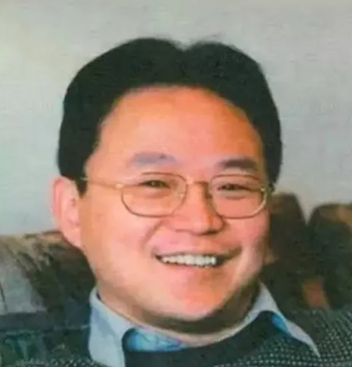 其遗孀陈金霞以坚韧和智慧接管公司,调整战略布局,使企业稳健发展.