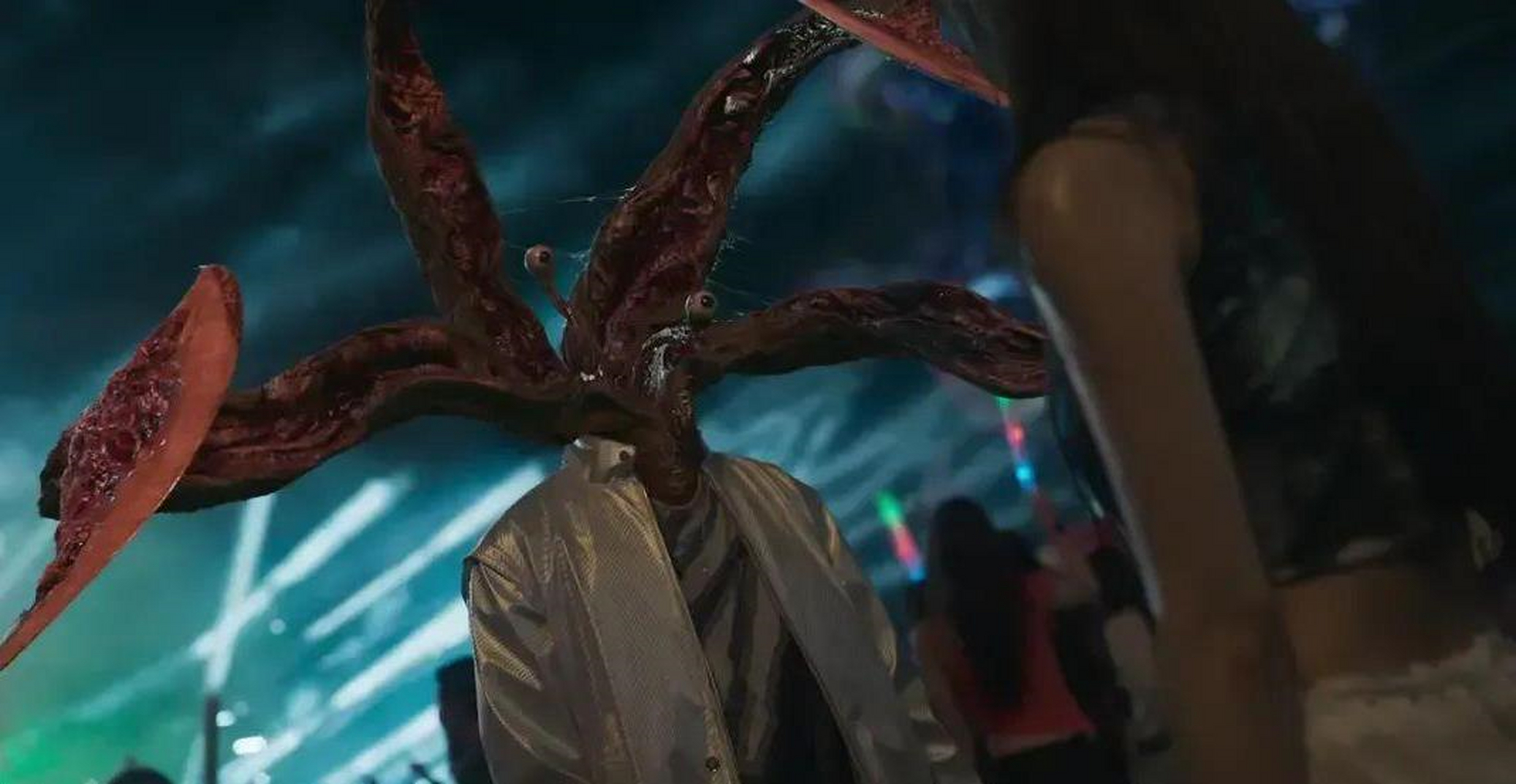 改编自日本漫画,讲述寄生生物入侵地球控制人类身体的科幻恐怖故事