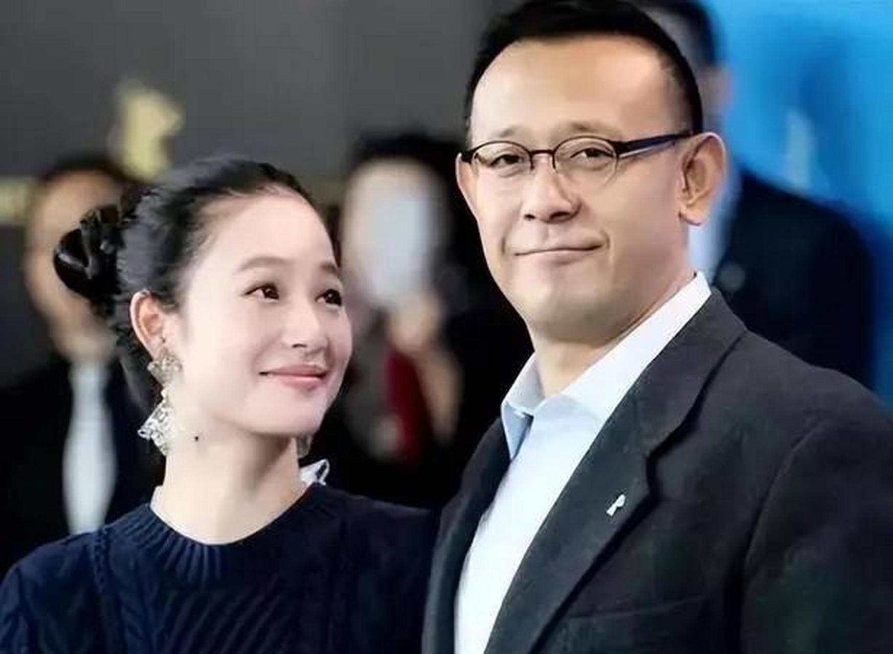 姜文全家福曝光,61岁的姜文风采依旧,两个儿子长相酷似父亲.