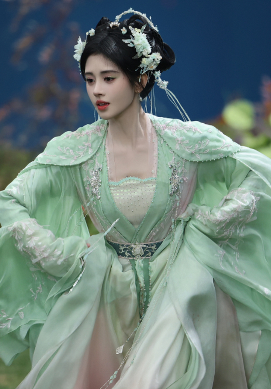 鞠婧祎在网剧《千香引》中汉服亮相,淡雅妆容与古典韵味完美融合!