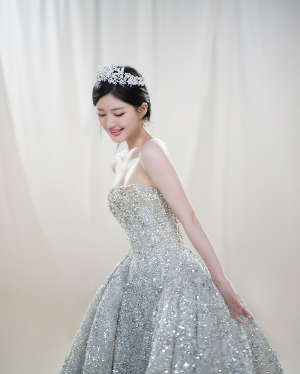 赵露思婚纱照片展现小仙女形象,优雅神秘.