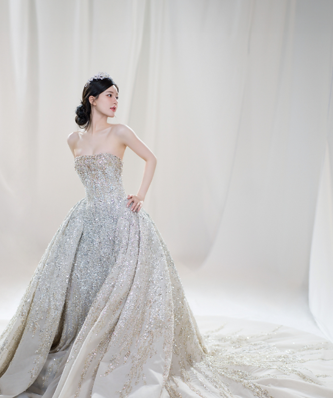 赵露思婚纱照片展现小仙女形象,优雅神秘.