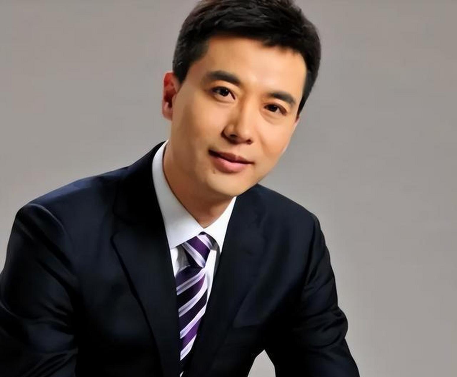 央视金牌主持人郭志坚,25年坚守初心成《新闻联播》之光!