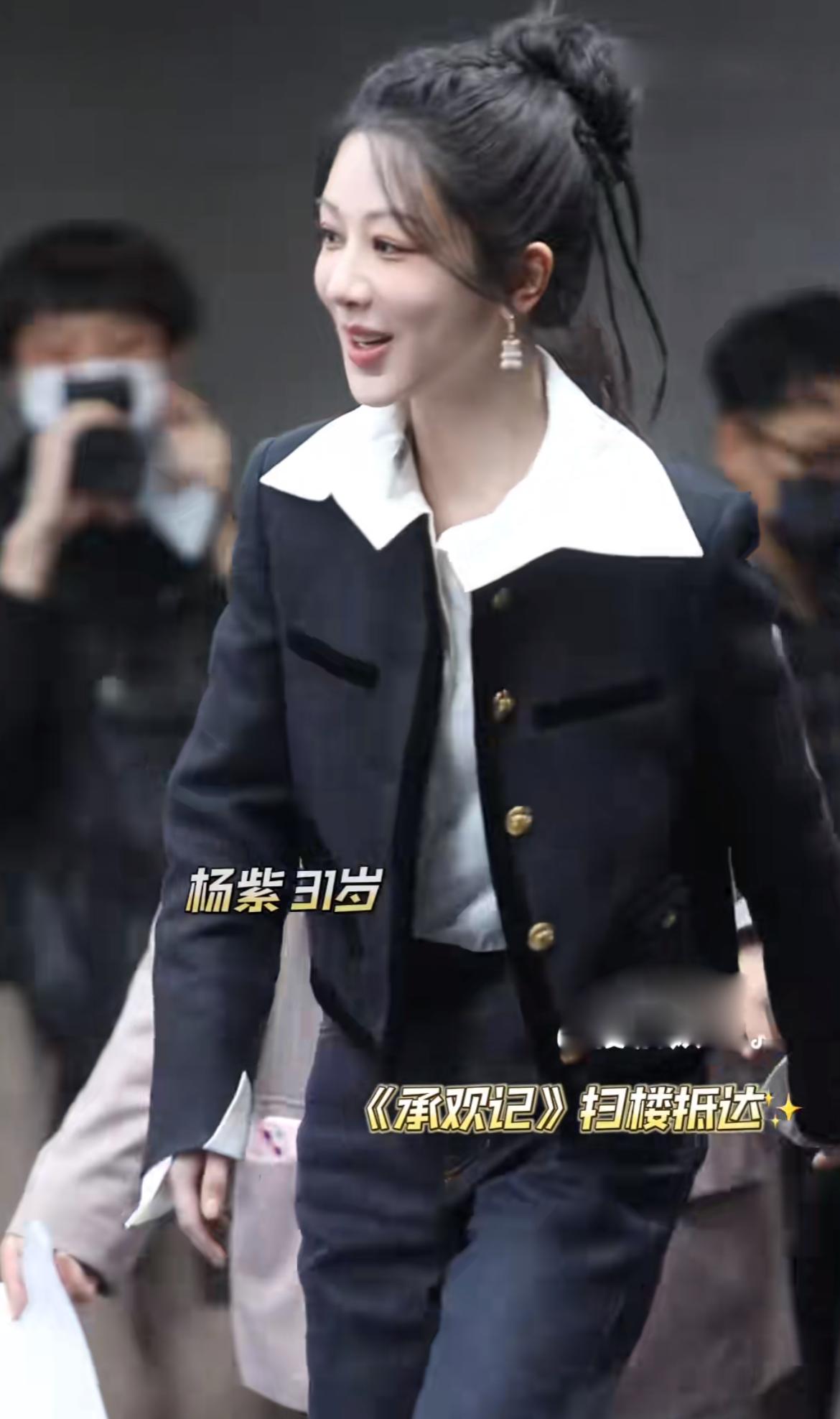 杨紫编发配不称身裤 形象大变身 惊艳全场美若重生