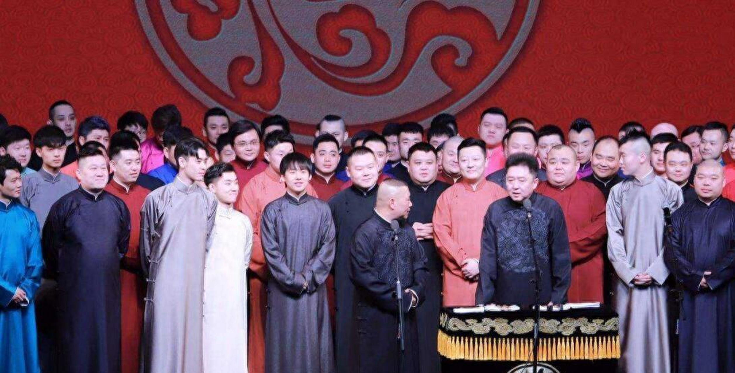 德云社在相声界地位高,但面临竞争和官方规范挑战.