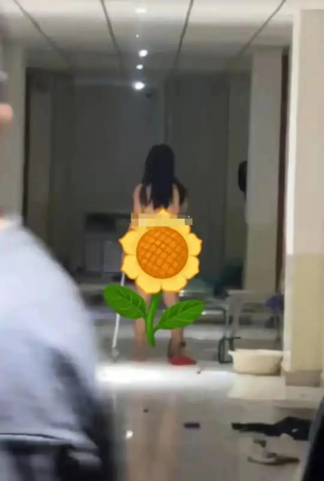 闹大了!妙龄女子全裸在男生宿舍疯狂砸门,网友评论区各种猜测