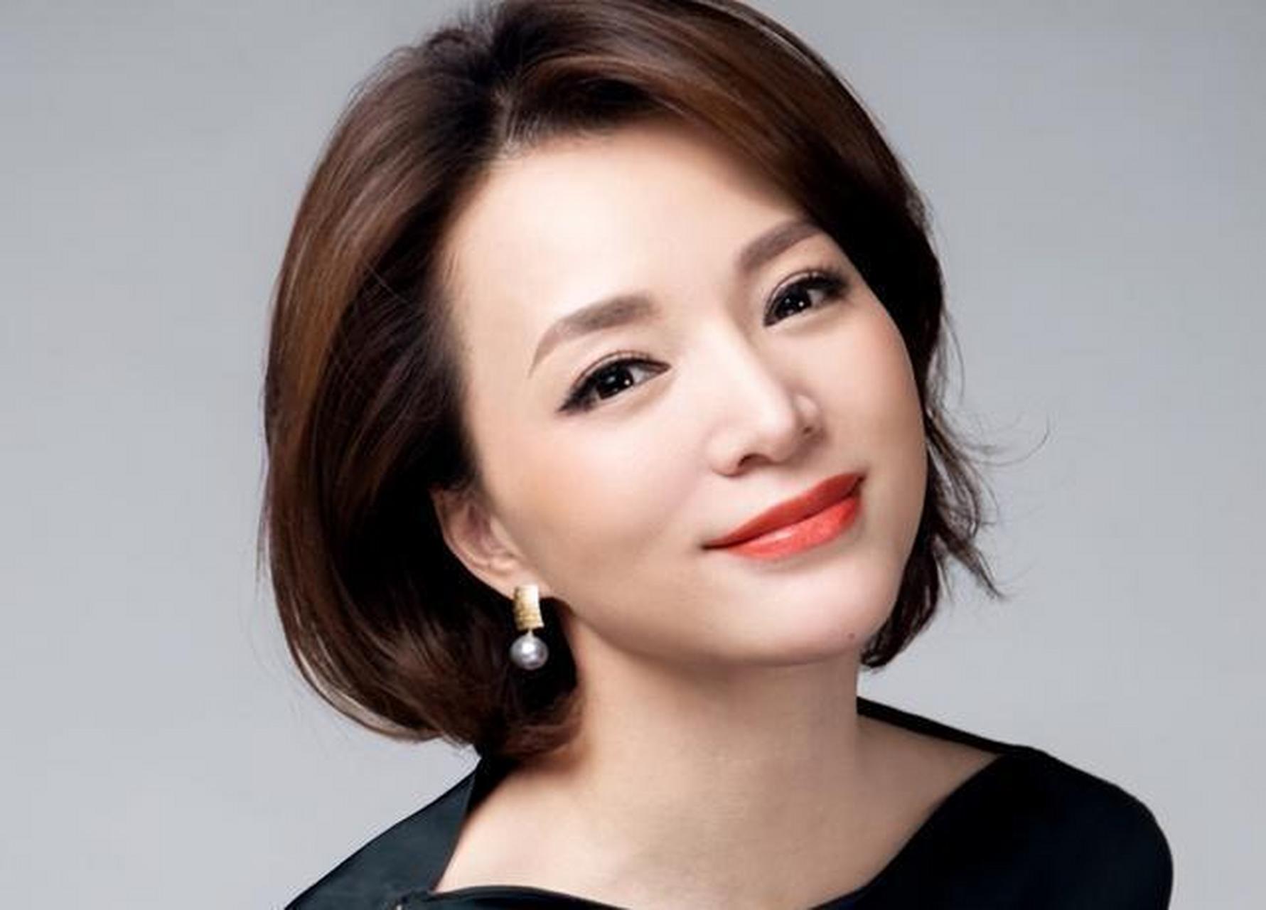 董卿,曾是央视的璀璨明星.遭遇丈夫公司债务风波后消失两年?