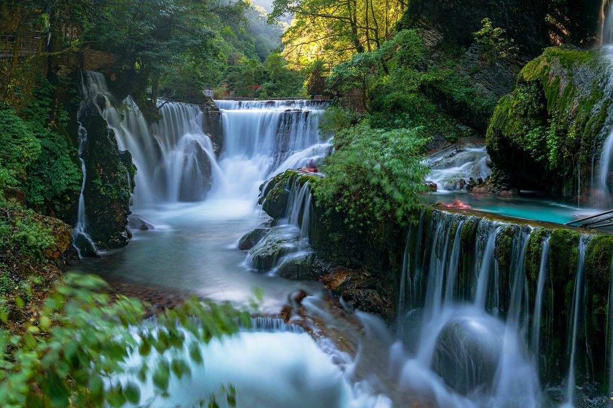 螺髻山主峰海拔高达4354.2米,不仅拥有美丽的高山海子,还以漫山遍野的