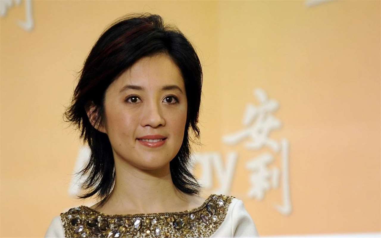 央视才女许戈辉:未婚先孕逼走原配,如今原配的女儿把她当亲妈