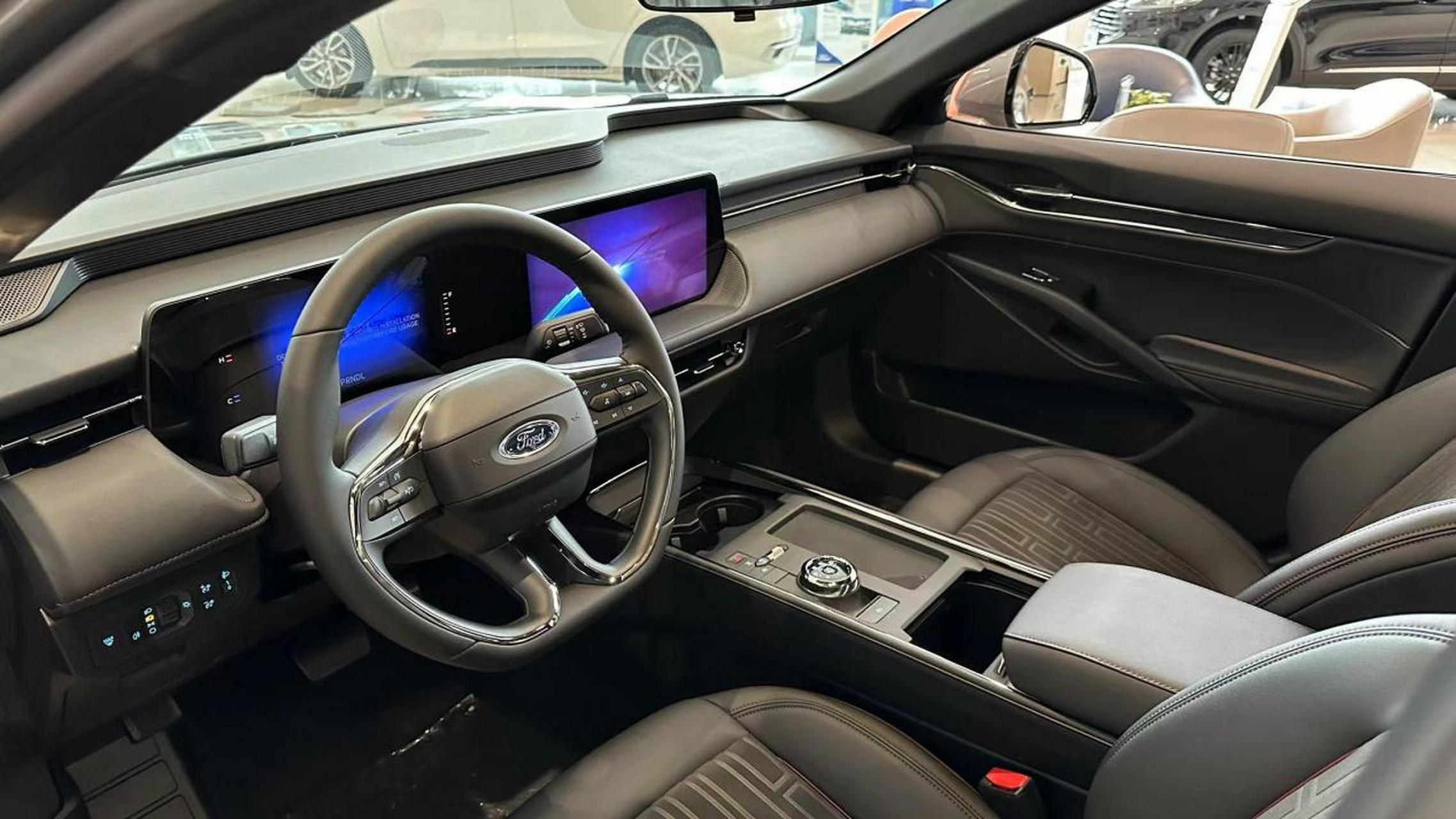 福特蒙迪欧销量一般,但轴距长,空间大是其竞争优势.