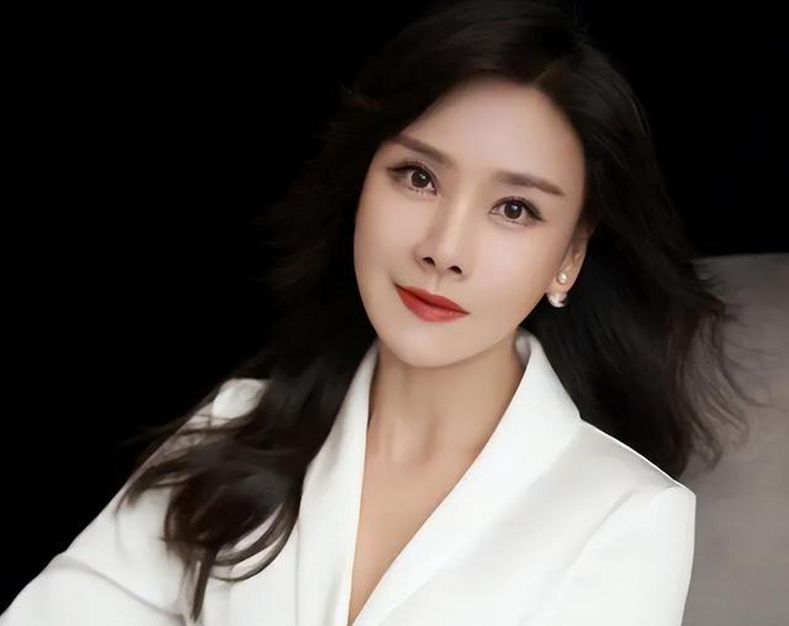 何琳,演技与魅力并存的女演员!曾为了家庭暂停演艺事业五年.